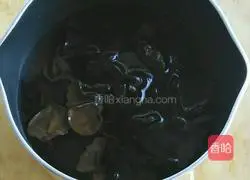 Illustration of how to make fried cucumber and carrot with fungus 1