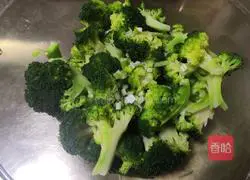 Illustration of how to make stir-fried broccoli that tastes moist and green 2