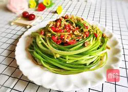 Illustration of how to tear garlic sprouts by hand 10