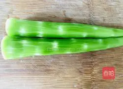 Rely on this to moisturize the lungs in autumn, stir-fried lettuce and lily, a refreshing, simple and easy-to-use recipe 1