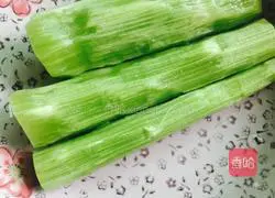 Illustration of how to make cold shredded lettuce 1