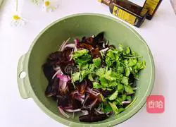 Illustration of how to mix onions with fungus 4