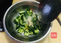 Illustration of how to make cucumbers with garlic paste 6