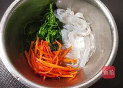 Illustration of how to make spinach with wide noodles 9