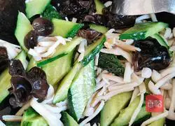 Illustration of how to make stir-fried white jade mushrooms, cucumbers and fungus 6