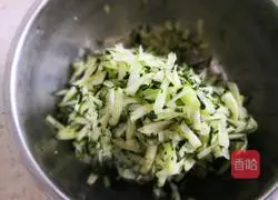 Illustration of how to mix cucumber shreds 2
