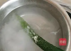 Illustration of how to make shredded tofu and cucumber salad 2