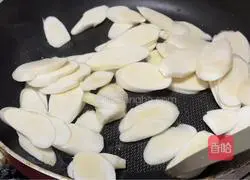 Illustration of how to make wild rice noodles in oyster sauce 1