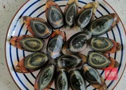 Illustration of how to make preserved eggs with chopped pepper 2