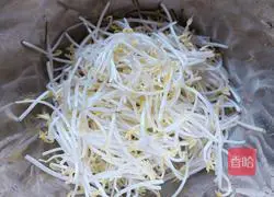 Illustration of how to mix green leek sprouts 2