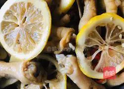Illustration of how to make Internet celebrity lemon chicken feet 8
