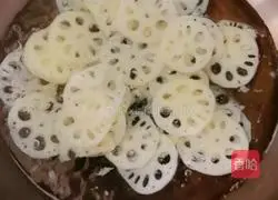 Illustration of how to make cold lotus root slices 4
