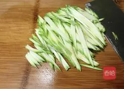 Illustration of how to make shredded zucchini 3