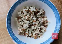 Illustration of the recipe for dry-fried malan tou with five spices 3