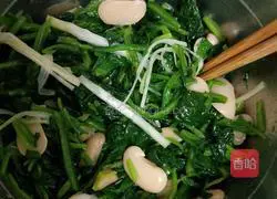 Illustration of how to make white kidney beans mixed with spinach 18