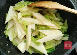 How to stir-fry yam with celery Illustration 13