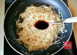 Illustration of making enoki mushrooms in oyster sauce 7