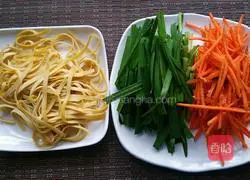 Illustration of how to make cold tofu skin and leeks 2