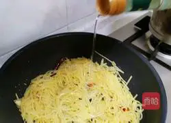 Illustration of how to make spicy and sour potato shreds 11