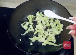 Illustration of how to make stir-fried black fungus with cauliflower 6