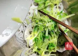 Illustration of how to make celery and lotus root slices with oil 7