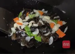 Illustration of how to stir-fry lily with black fungus 7