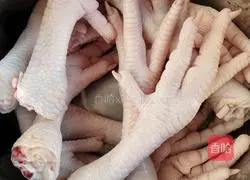 Illustration of how to make pickled pepper chicken feet 1