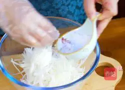 On a hot summer day, irresistible refreshment - Korean spicy shredded radish recipe Illustration 3