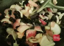 Illustration of how to stir-fry fungus with onions 9