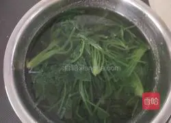 Illustration of how to mix spinach with wide noodles 6