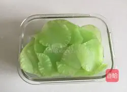 Illustration of how to make cold lettuce slices 4