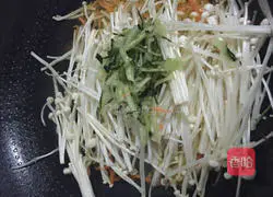 Illustration of how to stir-fry enoki mushrooms 4