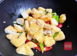 Illustration of how to make chili fried bean paste 6