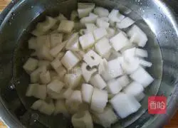 Illustration of how to make spicy lotus root diced 3