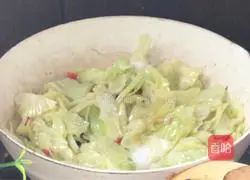 Illustration of how to stir-fry cabbage 7