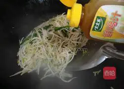 How to stir-fry mung bean sprouts and leeks Illustration 4