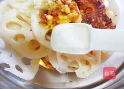 Illustration of how to make cold lotus root slices 8