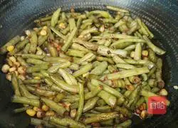 Illustration of how to make corn-fried cowpeas 12