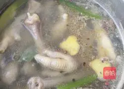 Illustration of how to make spicy and sour garlic boneless chicken feet 2