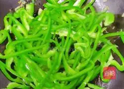 Illustration of how to make stir-fried cabbage and pepper 5