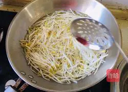 Illustration of how to mix mung bean sprouts with dried shreds 4