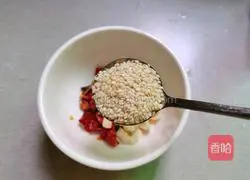 Illustration of how to make cucumber mixed with shredded fungus 6