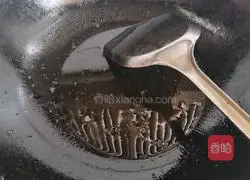 Illustration of how to make garlic loofah 4