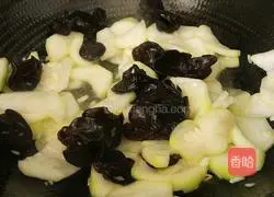 Illustration of how to stir-fry the pumpkin with fungus 9