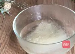 Illustration of how to stir-fry fungus and vermicelli 2