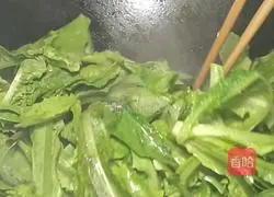 Illustration of how to stir-fry lettuce sprouts with garlic 4