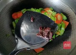 Illustration of how to make celery with soy sauce 7