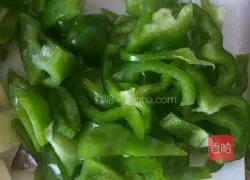 Illustration of how to stir-fry eggplant and green pepper 2