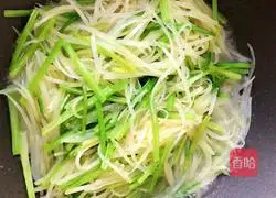 Illustration of how to make fried potato shreds with celery 7