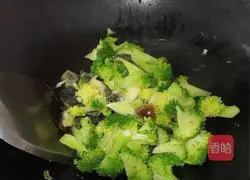 Illustration of how to make broccoli in soup 6